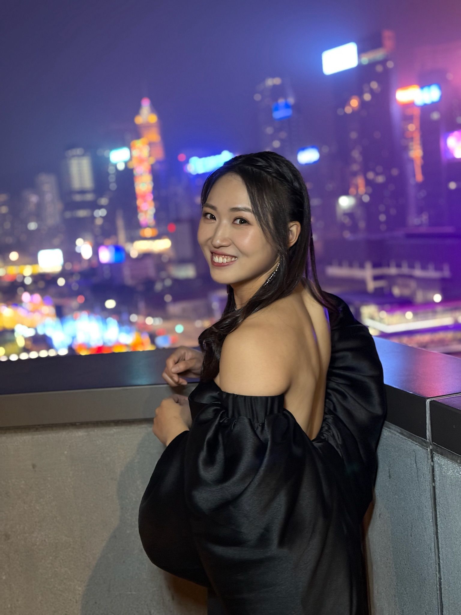 運動員任栩燕首度跨界頒獎 背肌意外成焦點