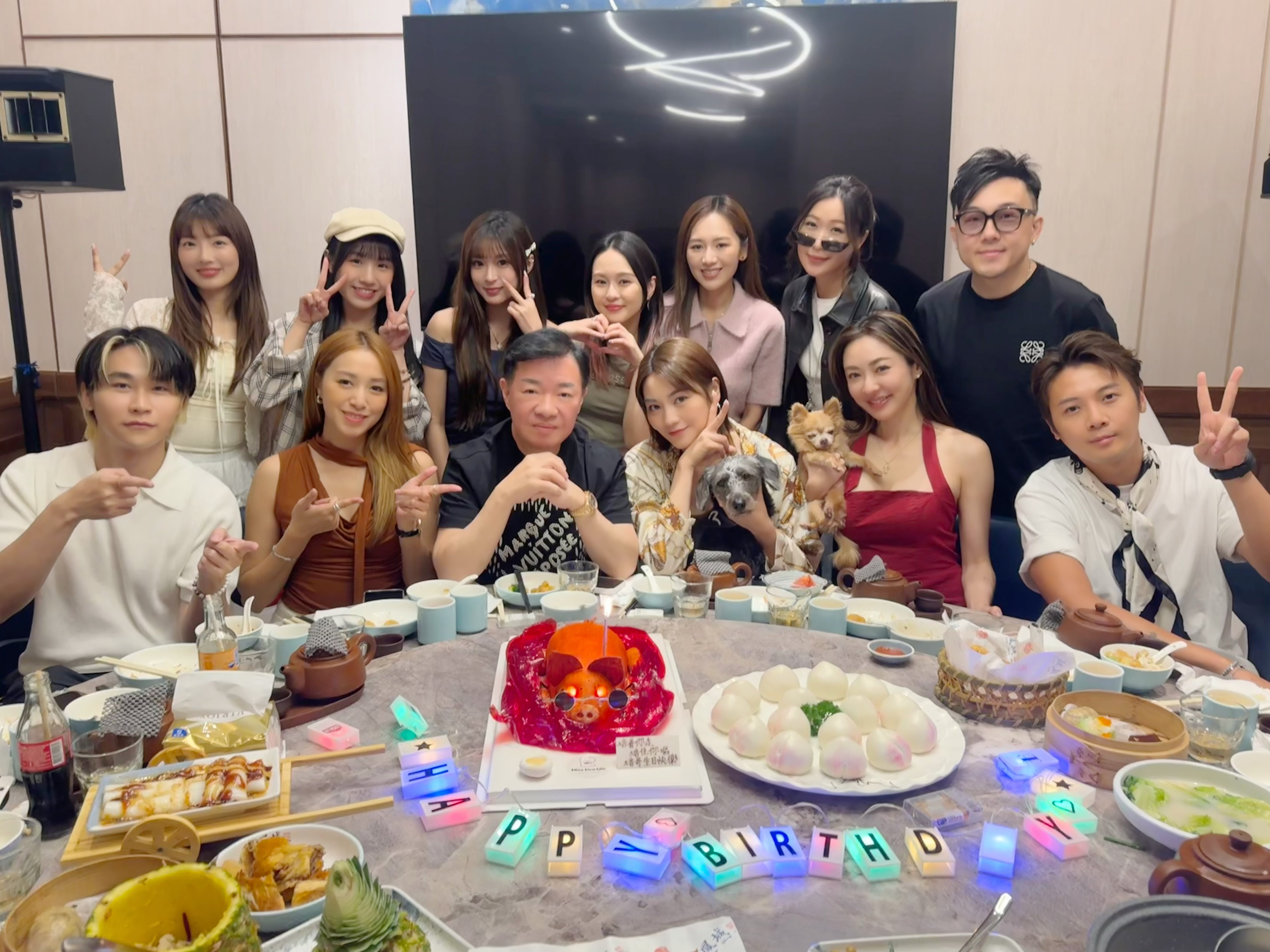 關嘉敏與同門藝人齊聚賀老闆慶生