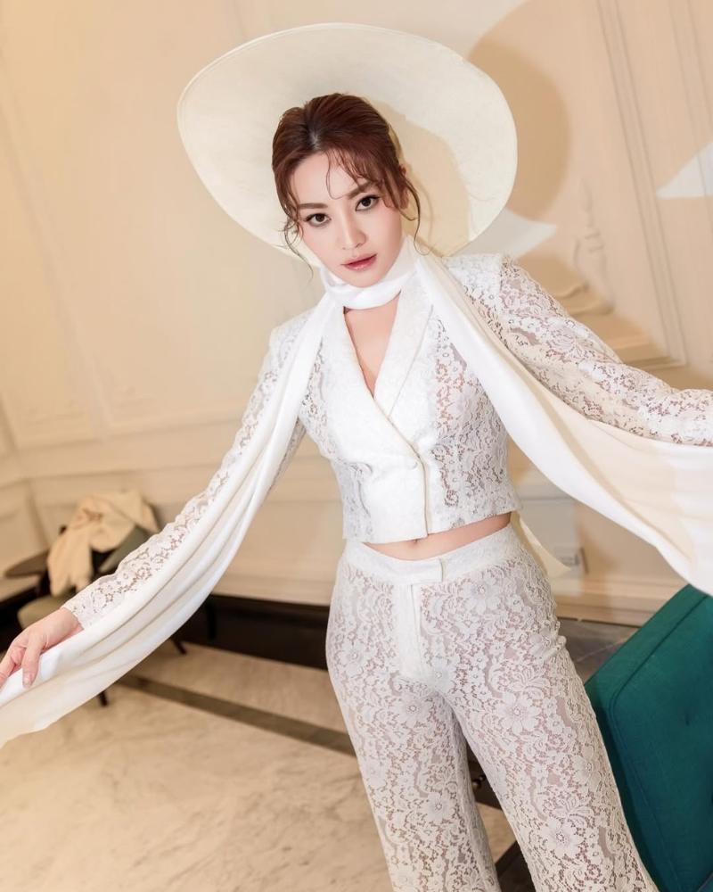 Carman Kwan 關嘉敏